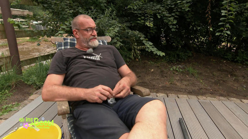 Dennis verlegt Dielen, Frank legt Füße hoch