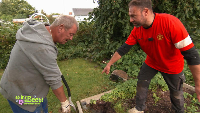 Claus unterstützt Ralle beim Bierbrunnen