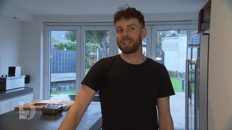 Olli kocht in der Küche einer anderen Kandidatin