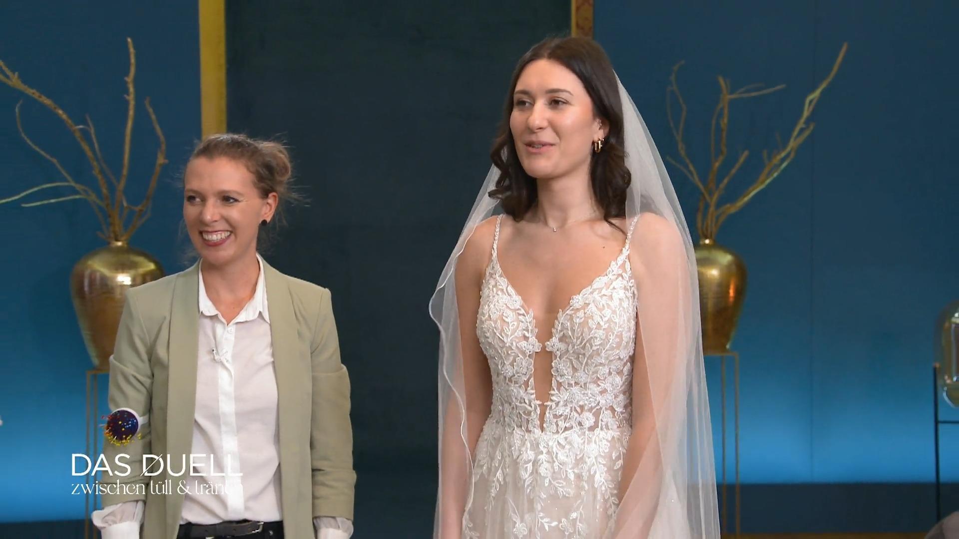 Helen zückt das Favoritenkleid