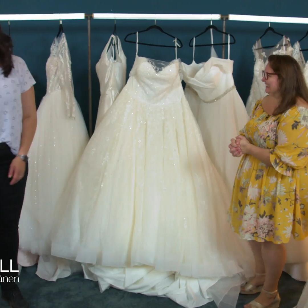 Wie gefällt der Braut das pompöse Kleid?