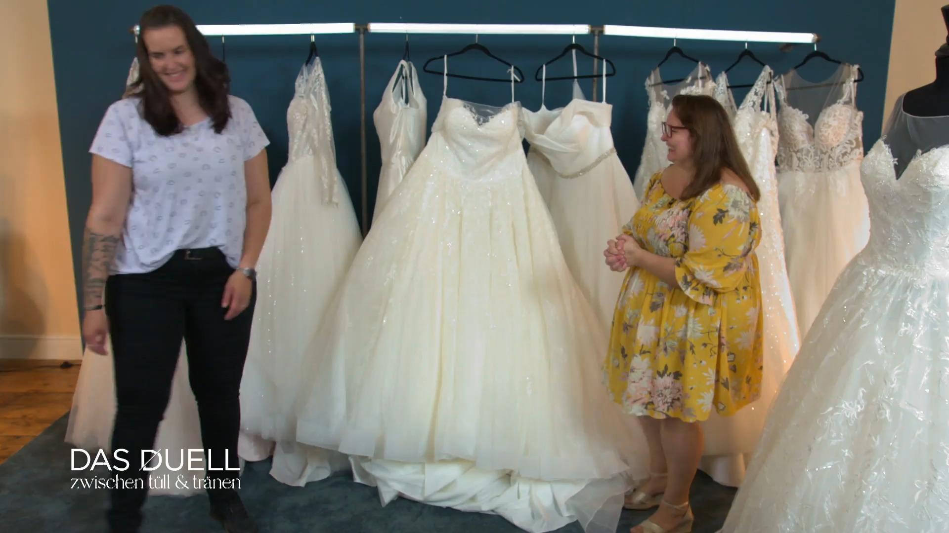 Wie gefällt der Braut das pompöse Kleid?