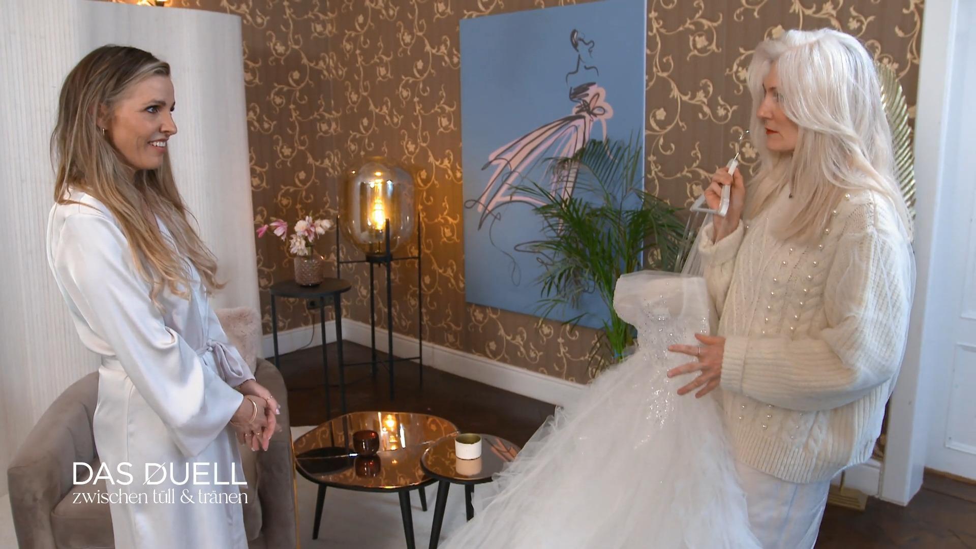 Isabelle probiert ihr Favoritenkleid an