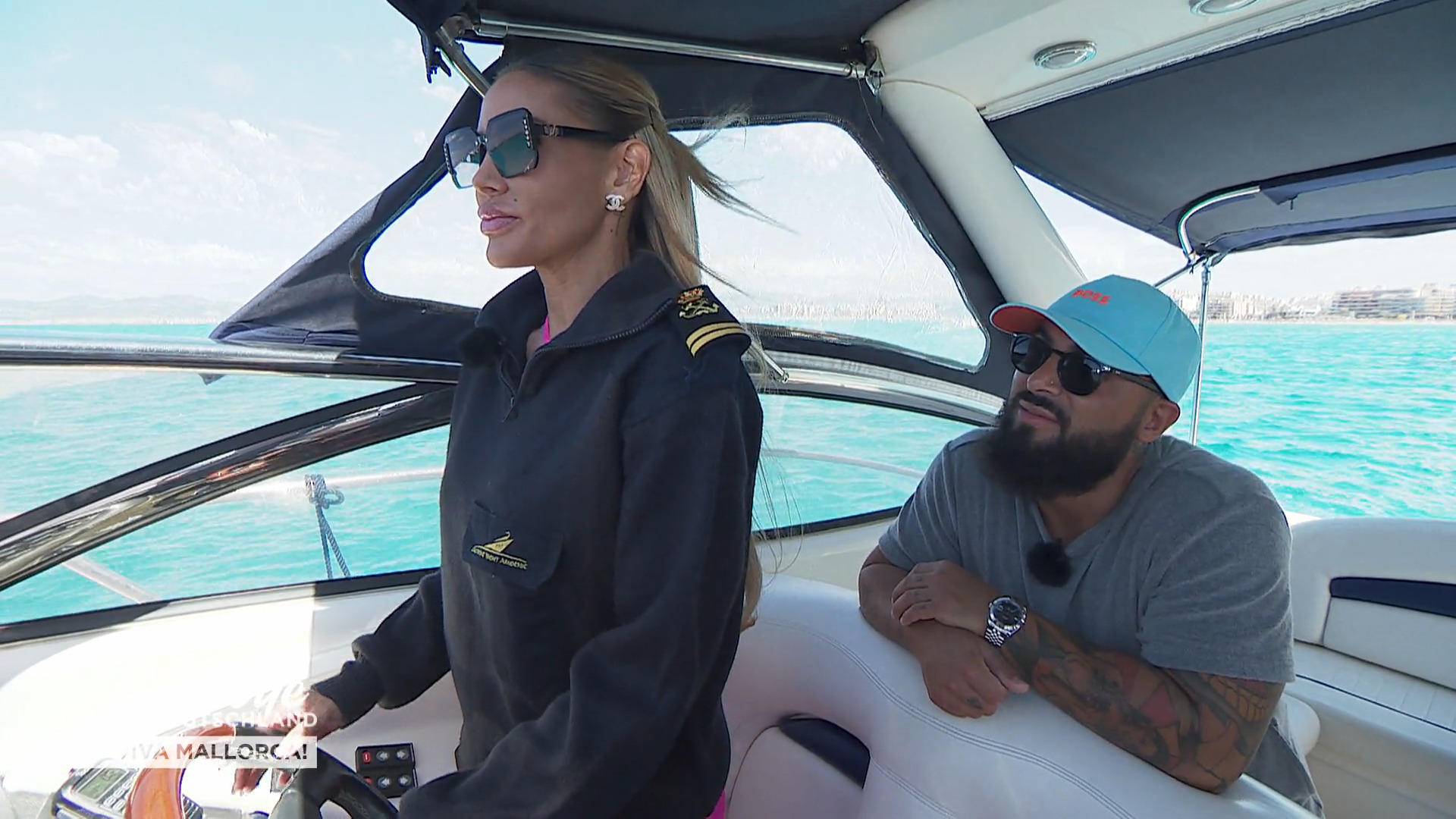Erste Fahrt mit Luxusyacht - Lisha hat das Kommando