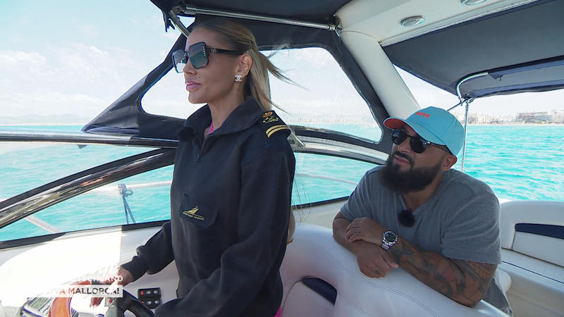 Erste Fahrt mit Luxusyacht - Lisha hat das Kommando