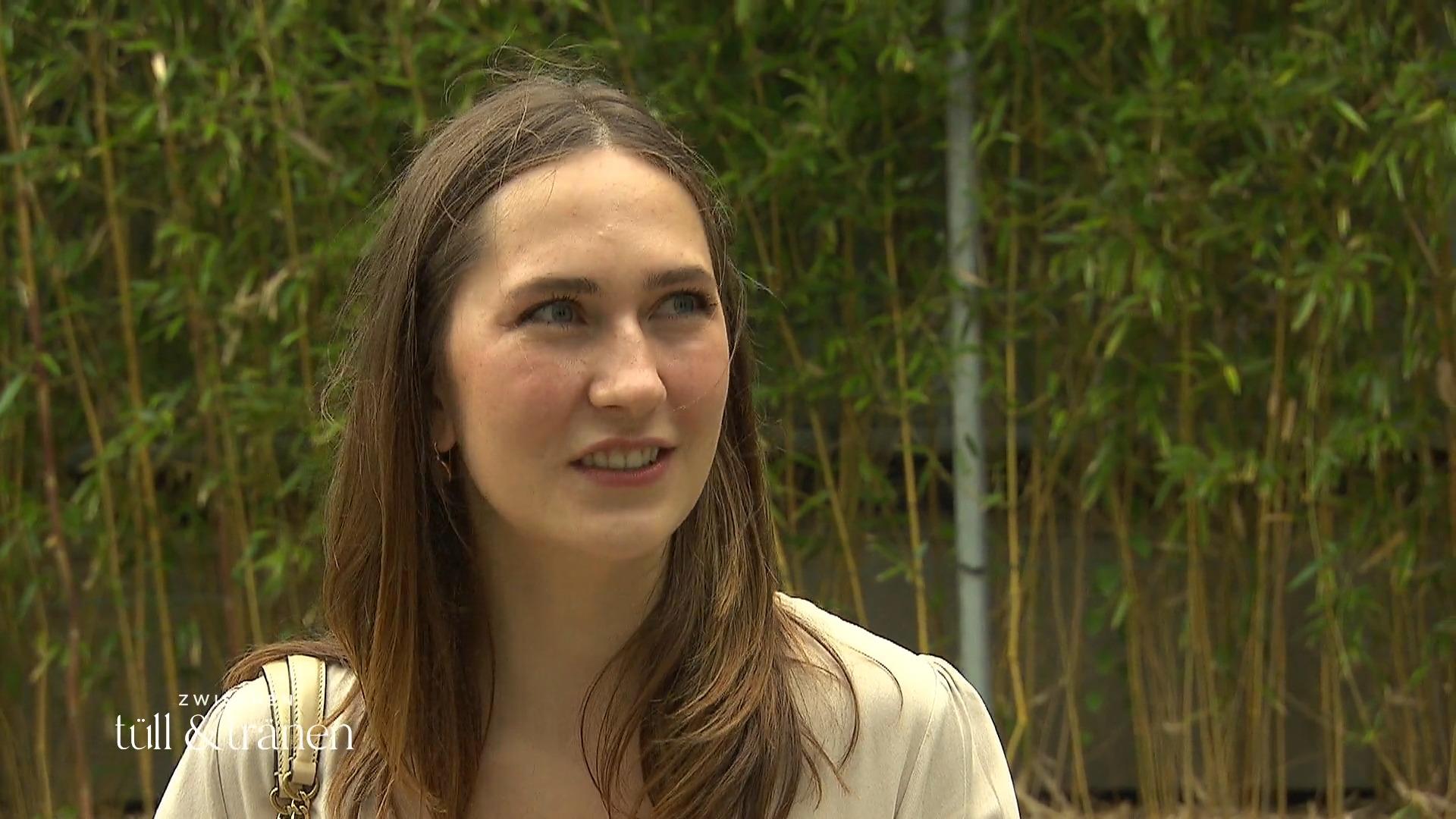 Braut Janina ist verliebt in ein Kleid