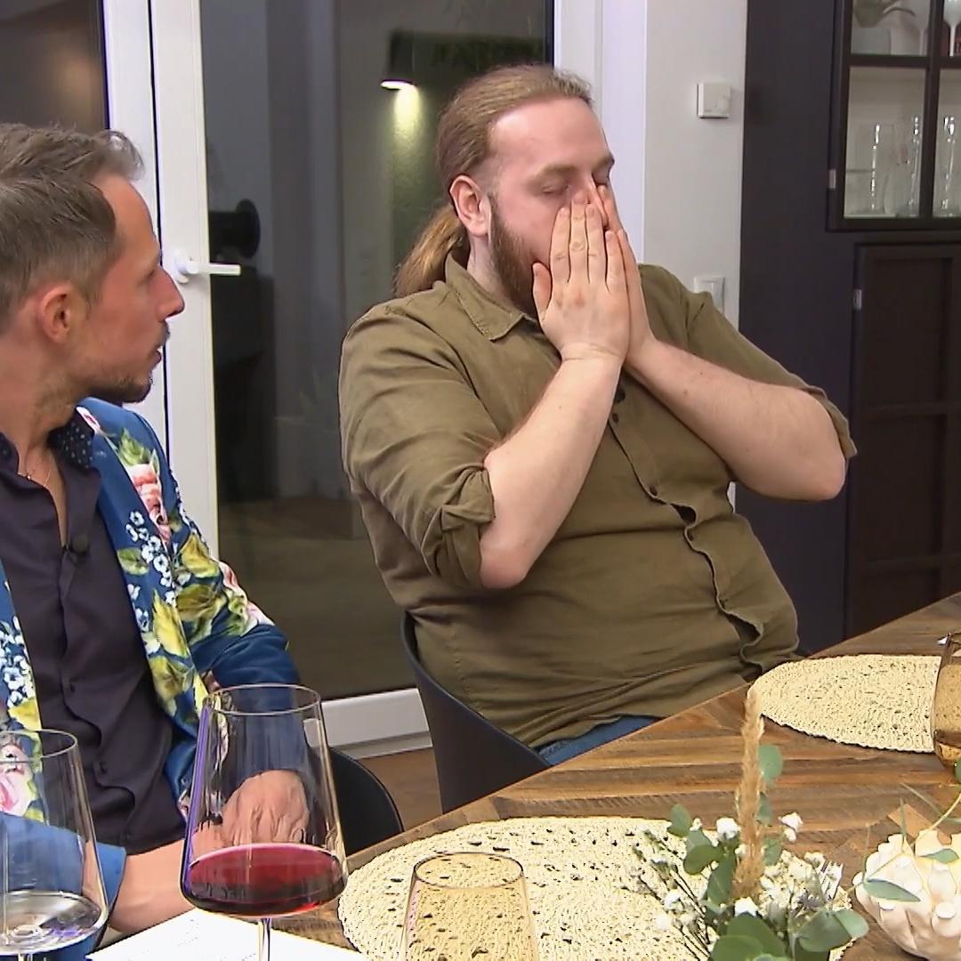 Ein Gast kann sich das Gähnen nicht verbeißen