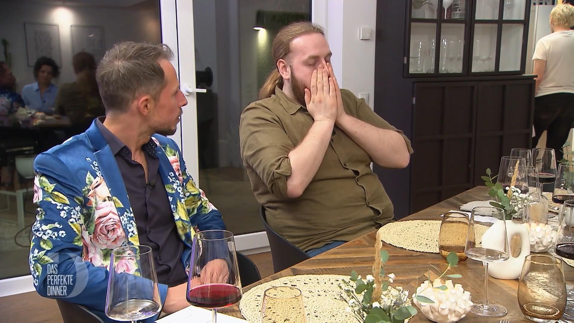 Ein Gast kann sich das Gähnen nicht verbeißen