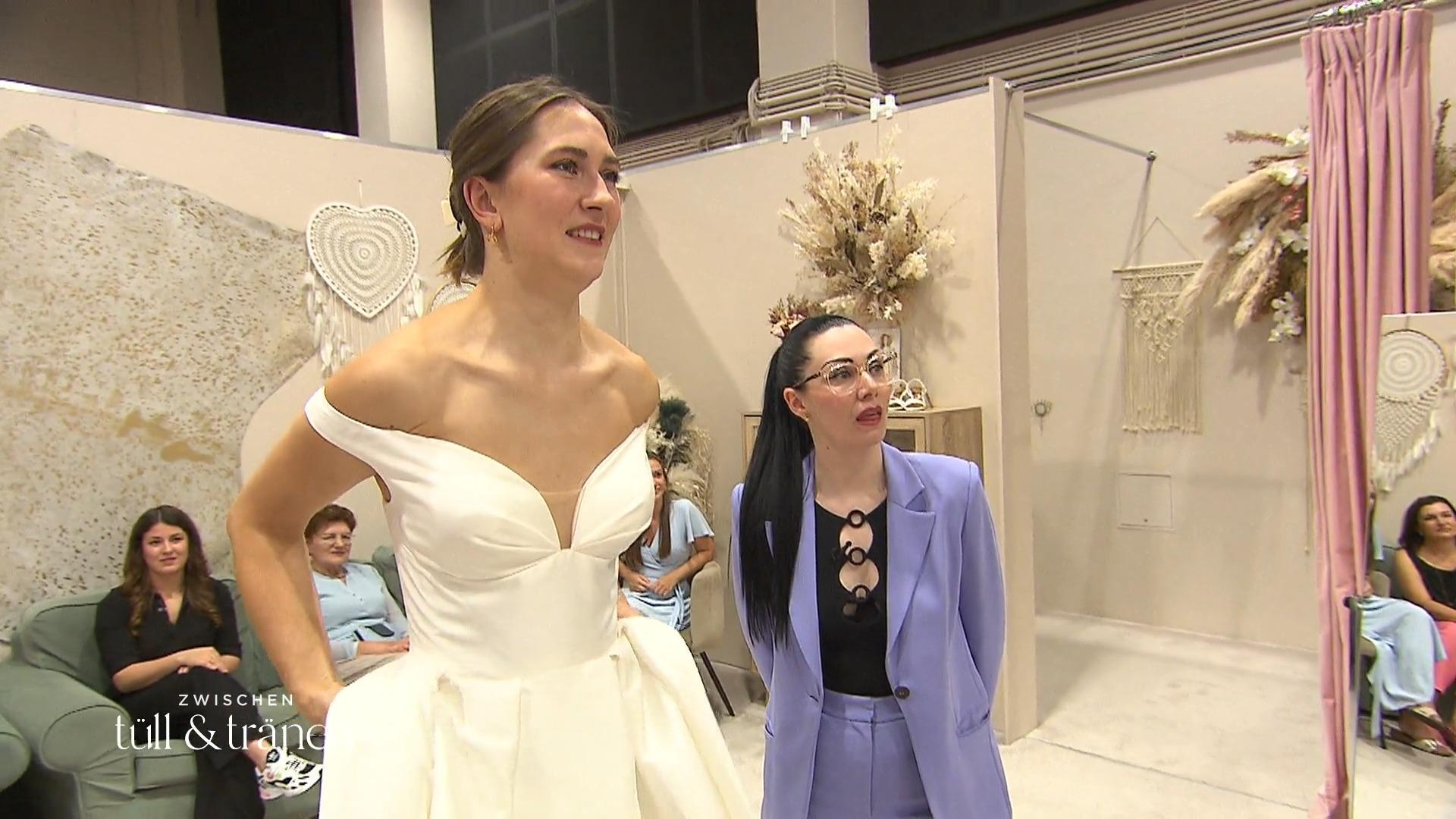 Ein cleanes Satin-Kleid für Janina