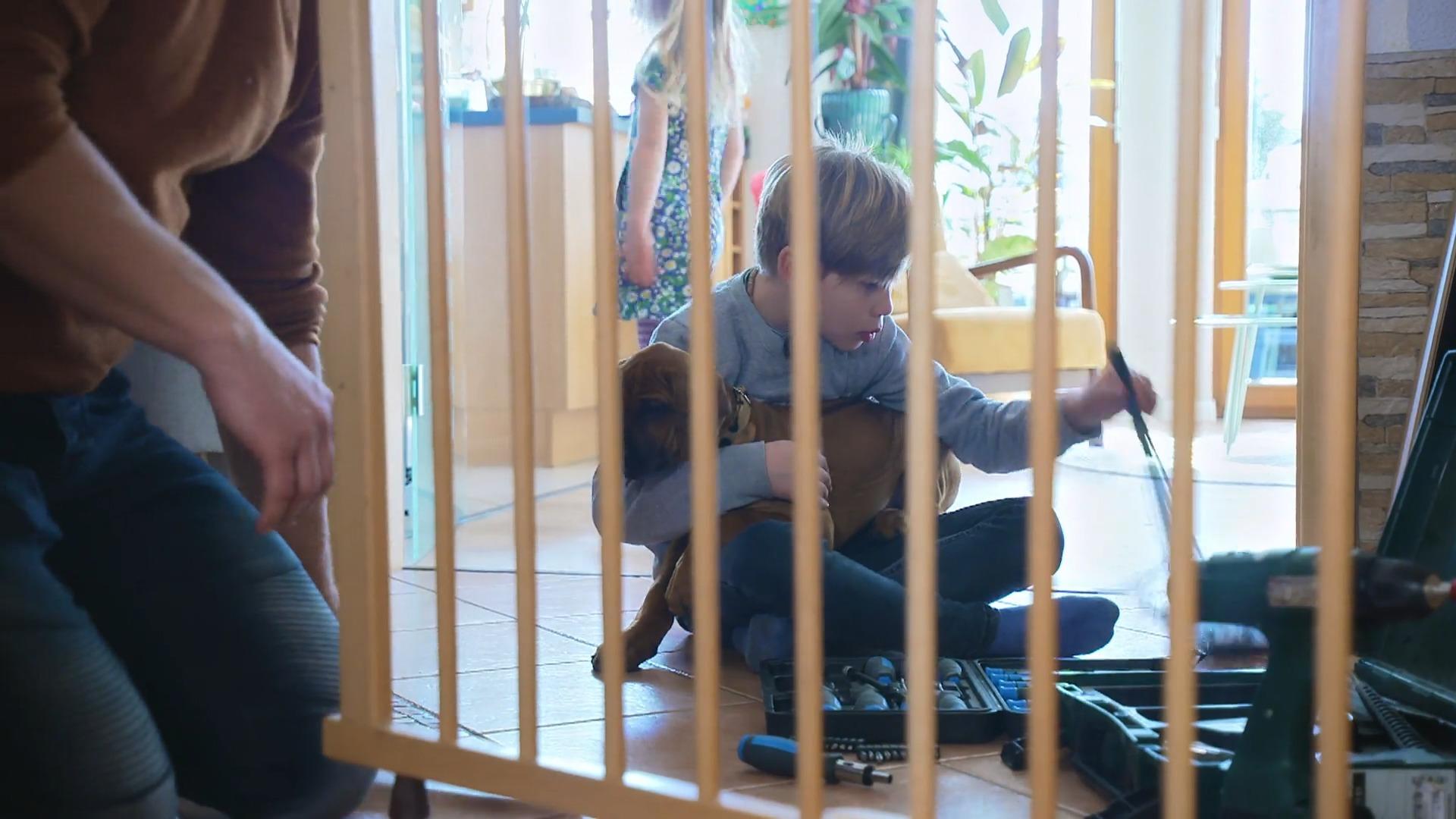 Papa Ralf muss die Hundesicherung anbringen