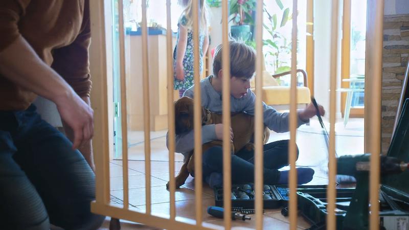 Papa Ralf muss die Hundesicherung anbringen