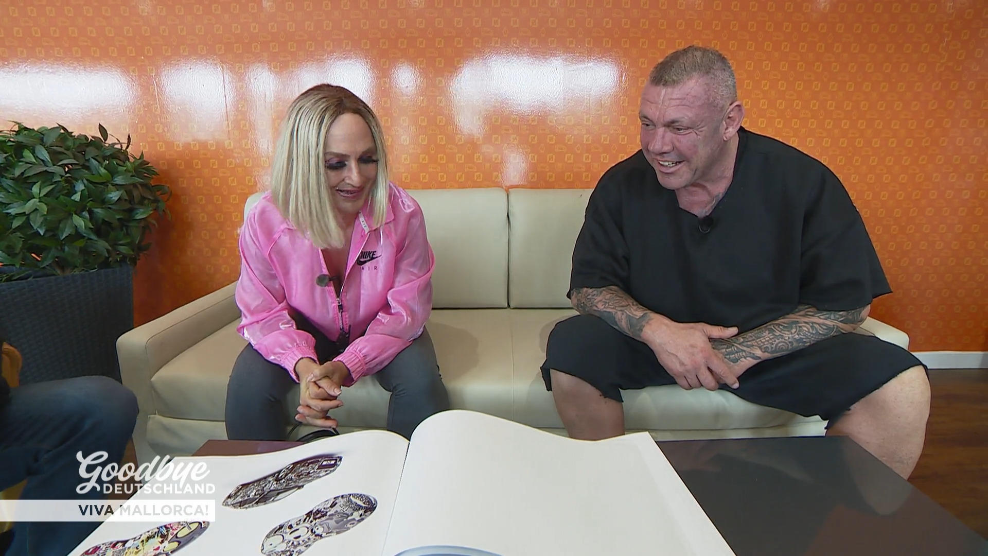 Caro und Andreas Robens beim Autokauf