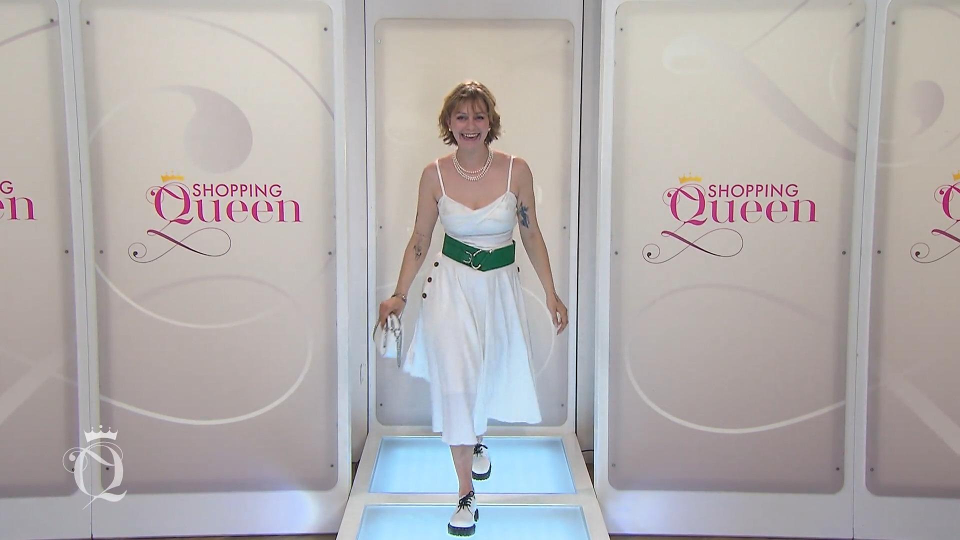 Marleen im weißen Sommerkleid