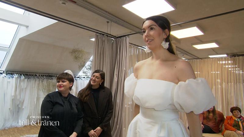 Alisa in einem extravaganten Zweiteiler