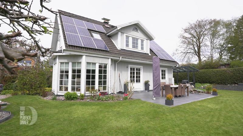 Nils kocht in seinem Schwedenhaus