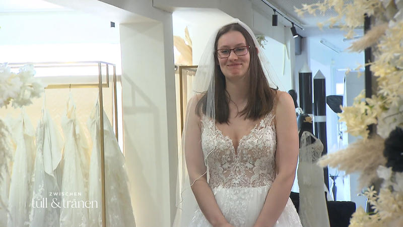 Verliebt sich Jacqueline in ein Spitzenkleid?