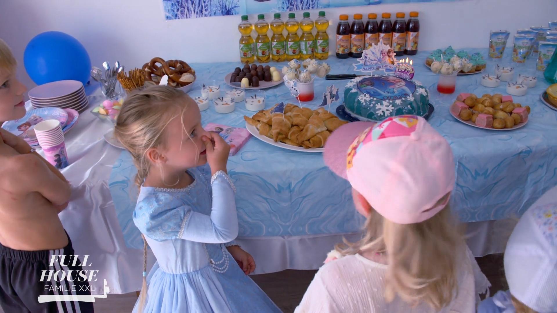Sunny bekommt eine Elsa-Torte