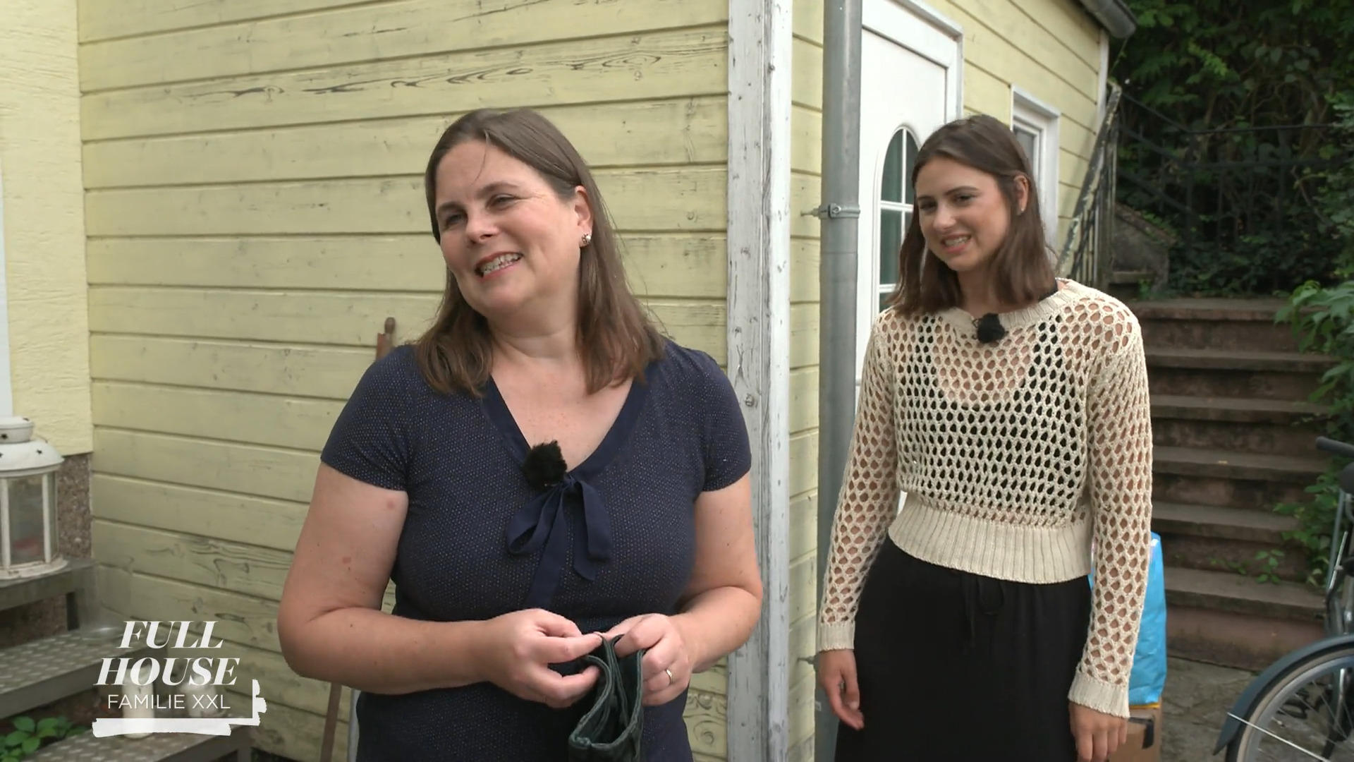 Mama und Tochter widmen sich dem Keller