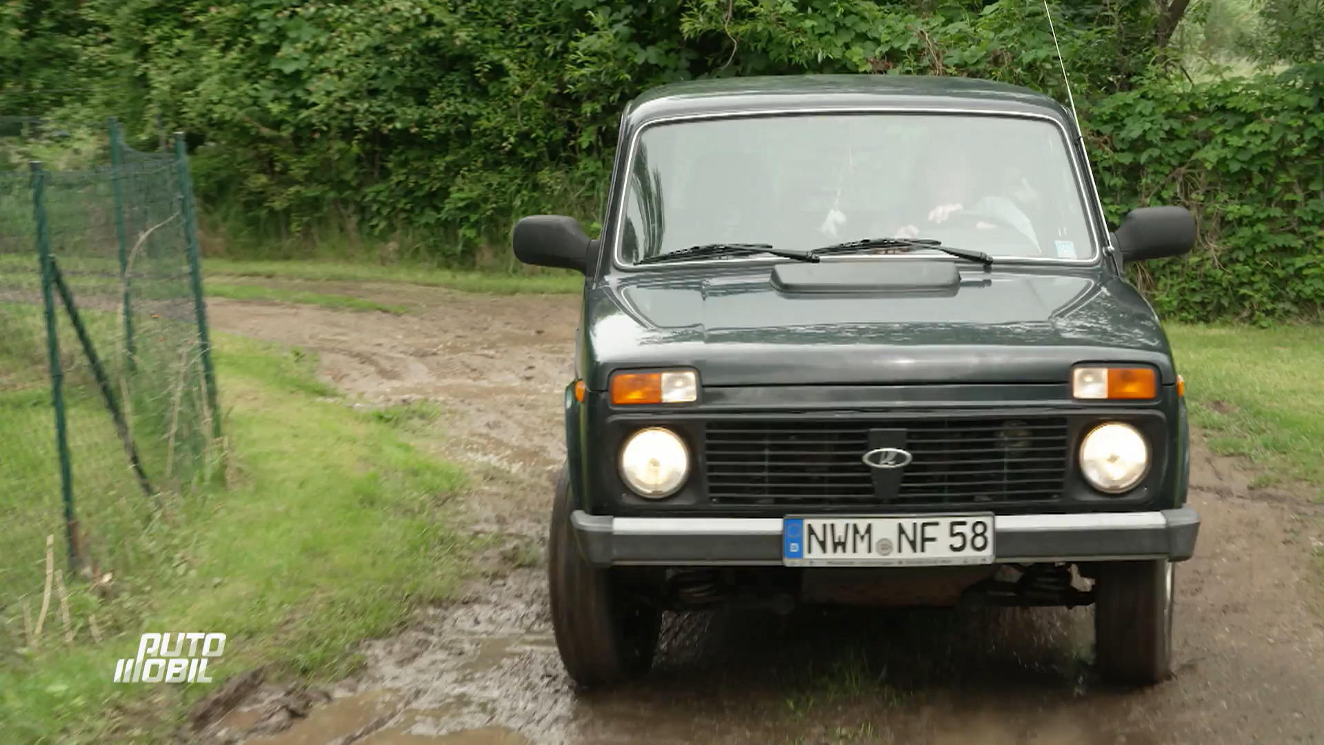 Ein kleiner kräftiger Geländewagen
