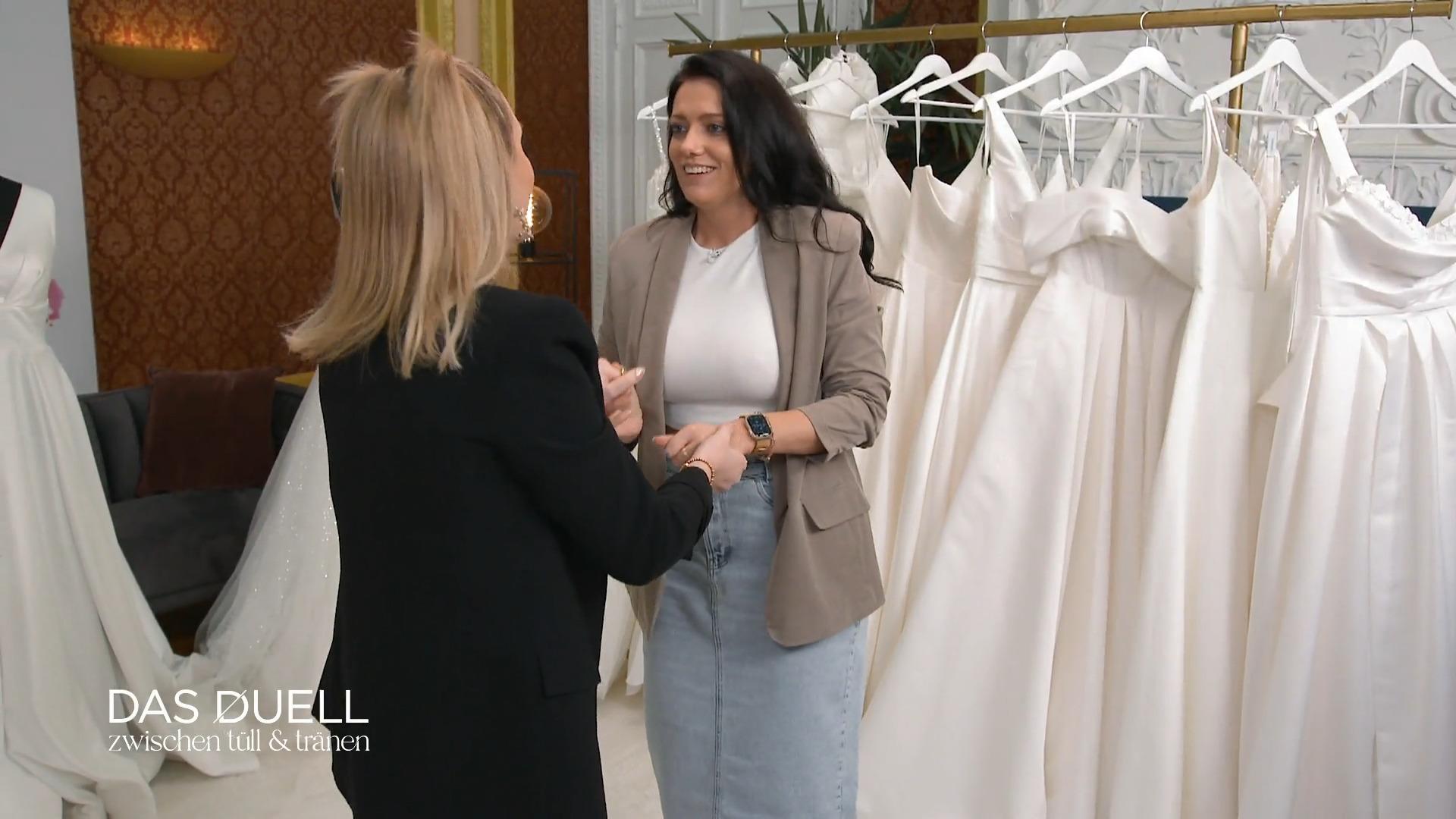 Elaine und Janina – sie dürfen die Auswahl begutachten Elaine und Janina – sie dürfen die Auswahl begutachten