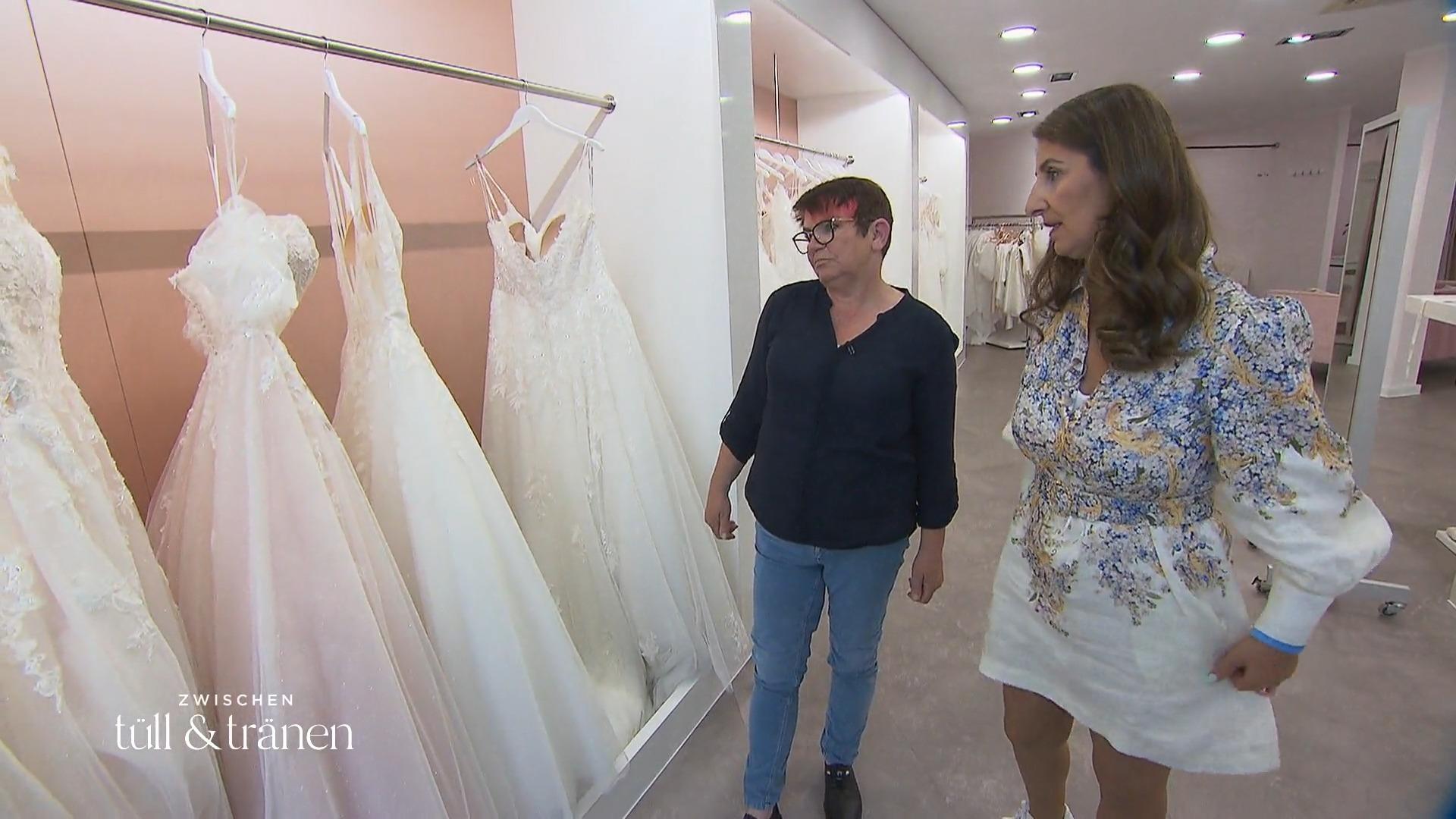 Susanne möchte ein Kleid nach ihrem Geschmack finden