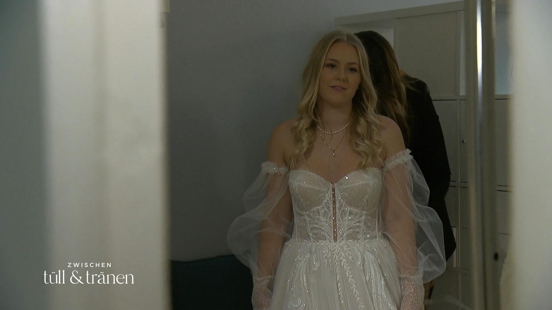 Kann Lisa dieses Kleid begeistern?