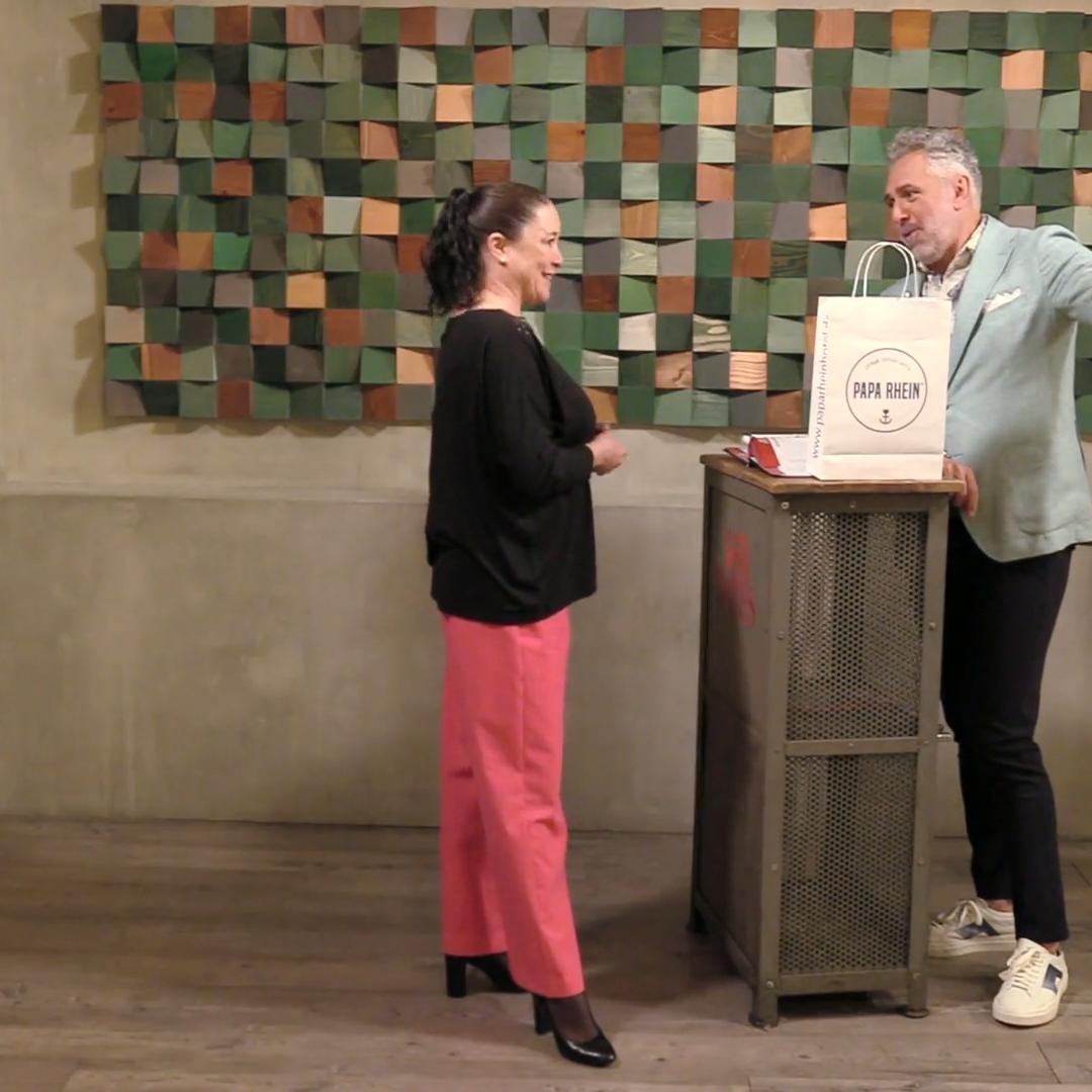 Restaurantleiterin sucht bei ihm ihren Mr. Right