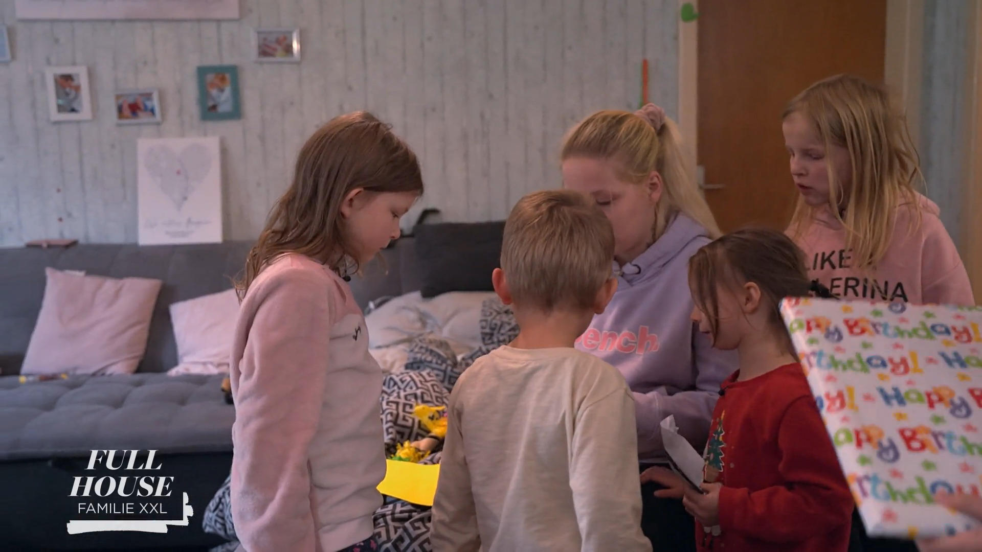 Mama Natalie wird von ihren Kindern beschenkt