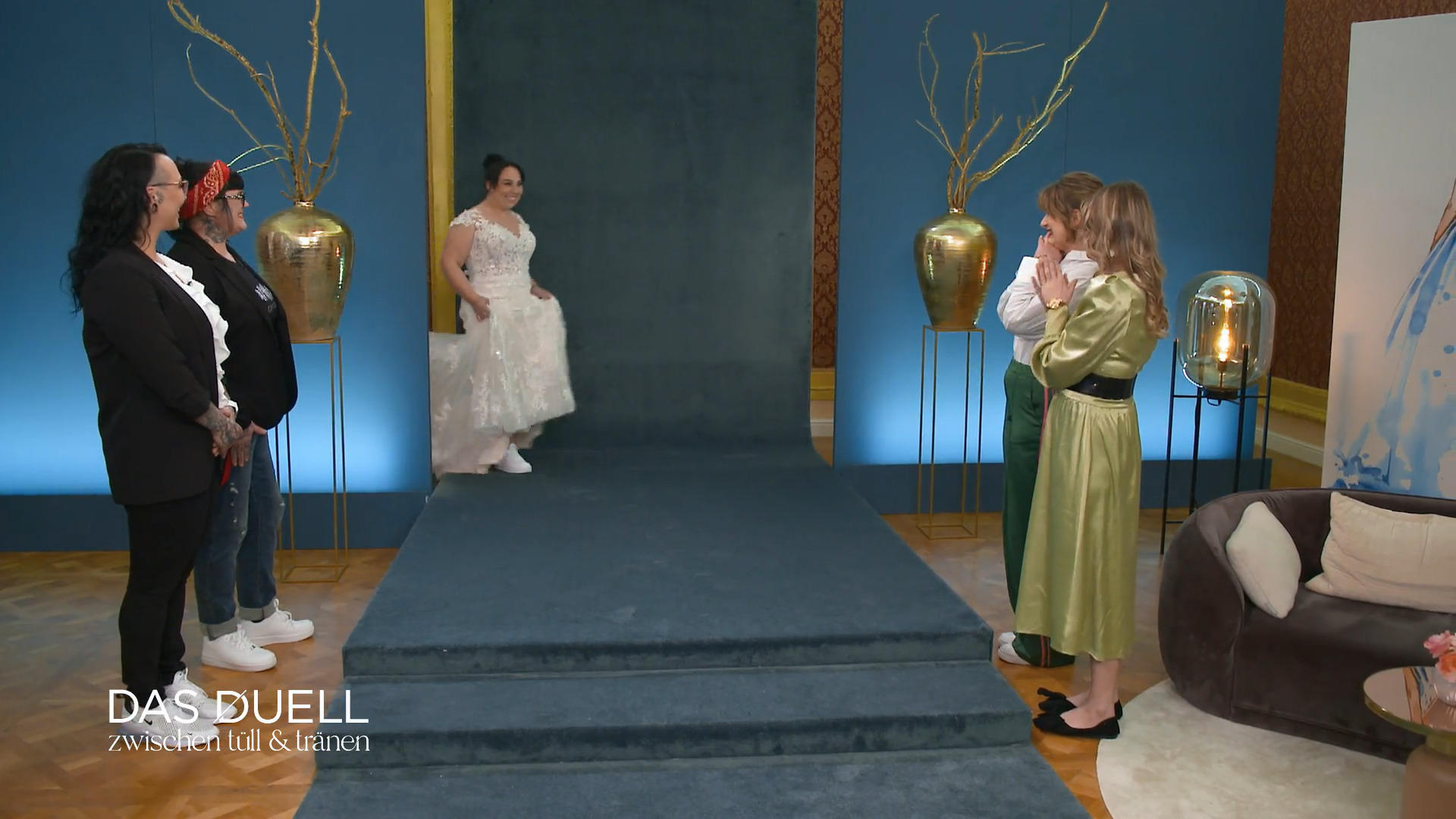 Bettina muss sich zwischen sechs Kleidern entscheiden