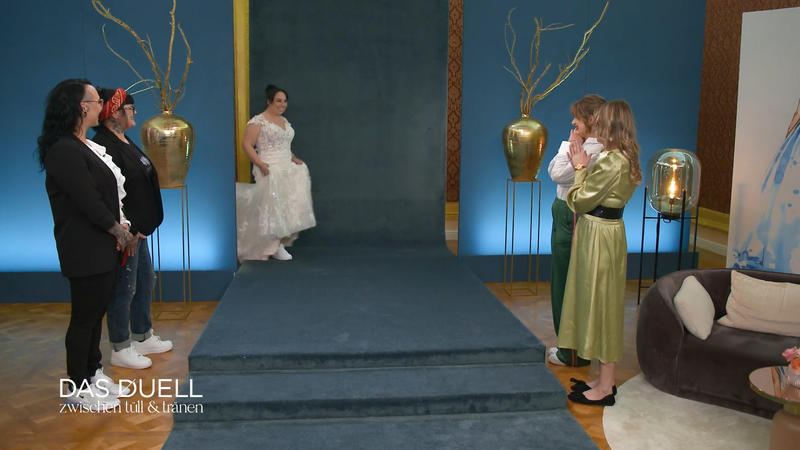 Bettina muss sich zwischen sechs Kleidern entscheiden