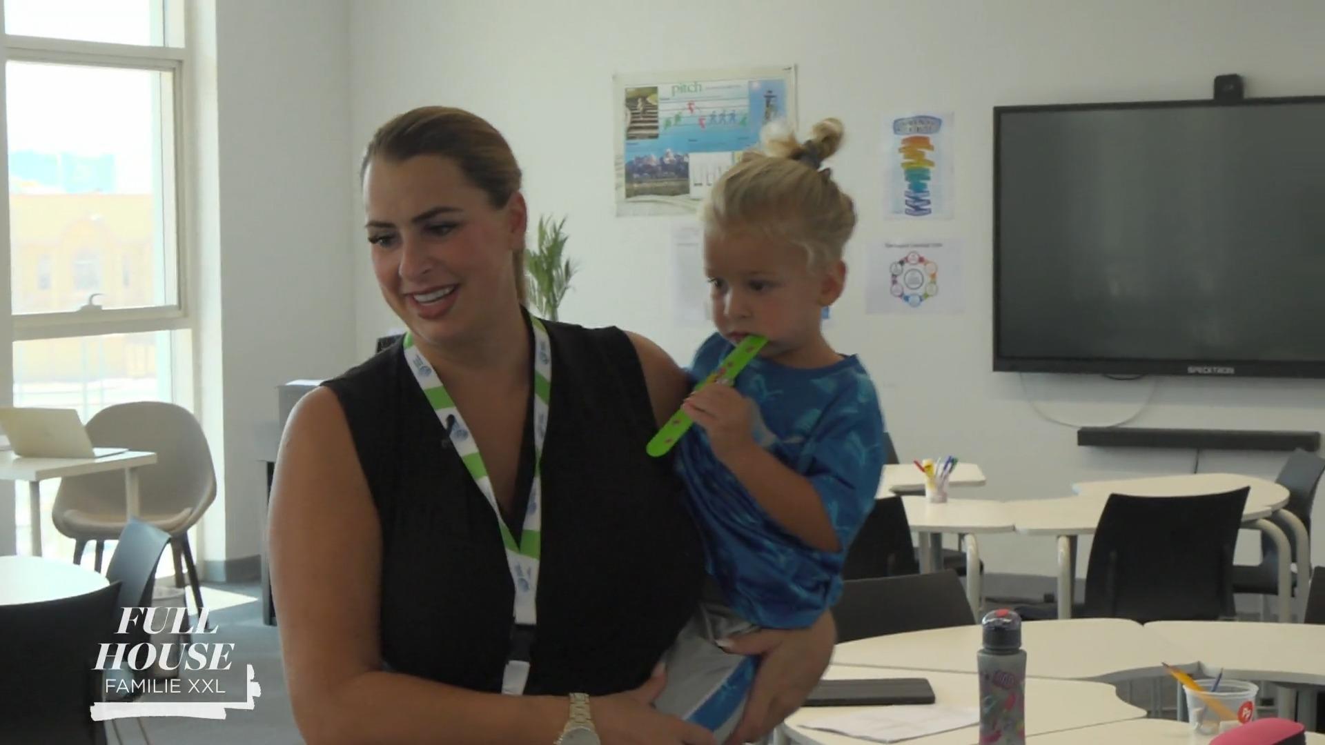 Familie Weiss bei der SchulführungIn Dubai