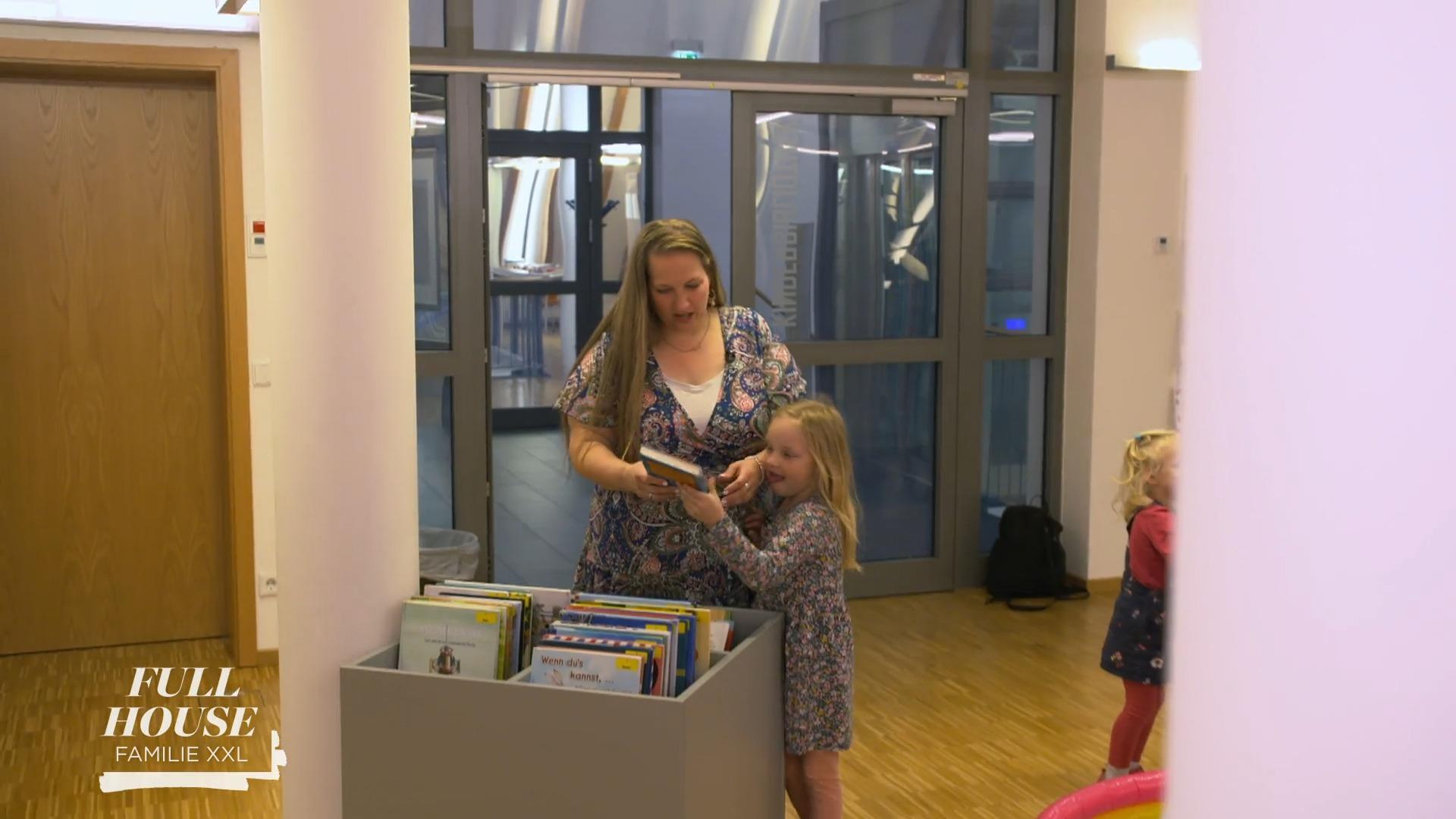 Mit den Kindern in der Bücherei