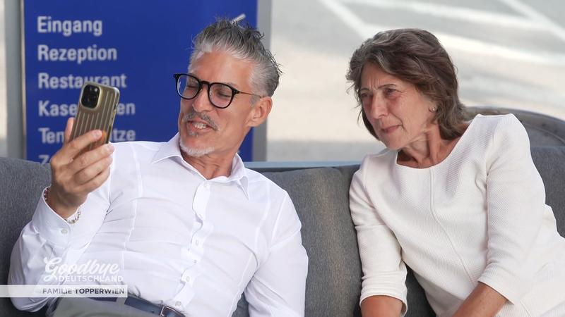 Chris Töpperwien ruft seine Familie an
