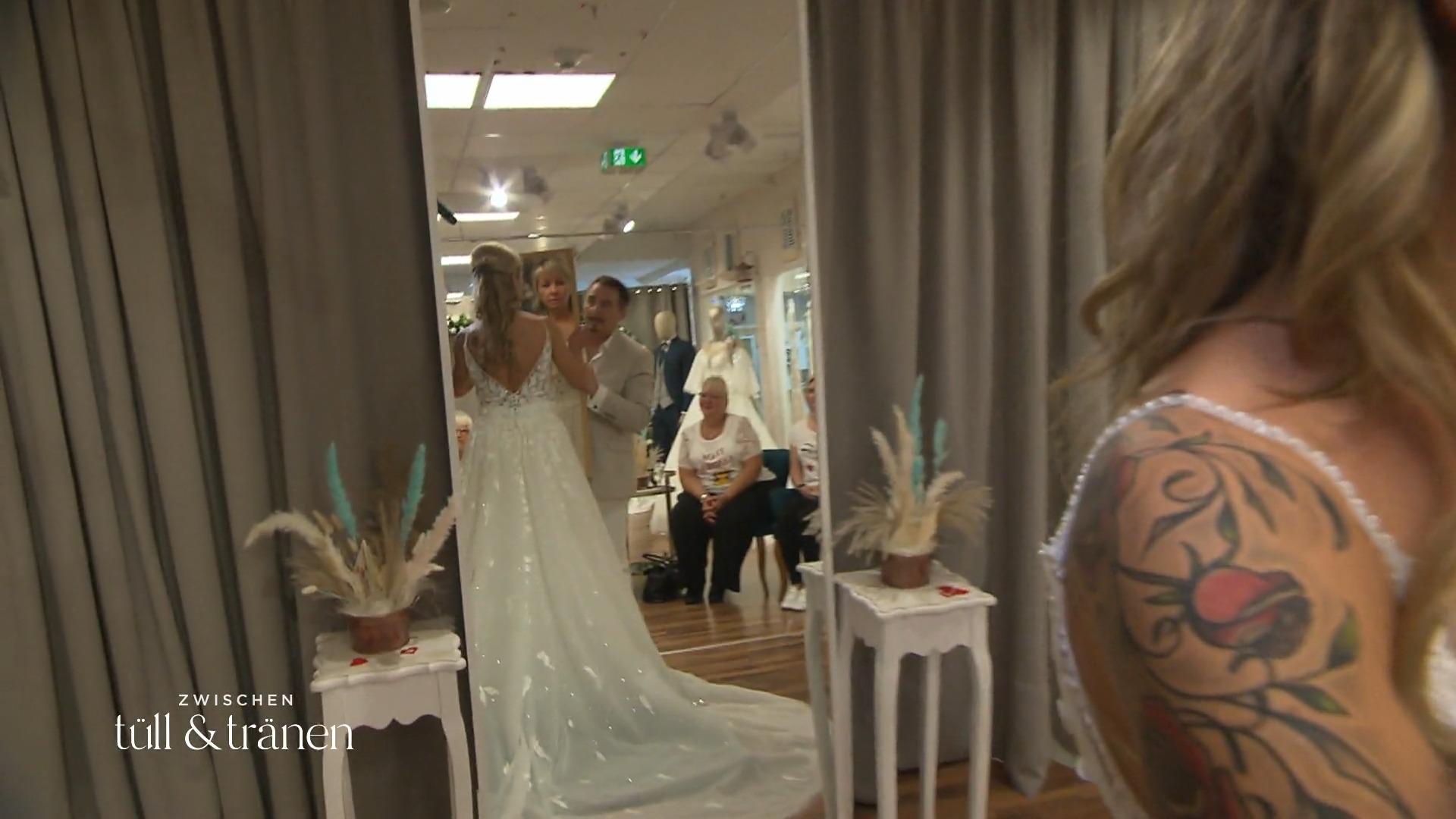 Sandra probiert ihr erstes Brautkleid an