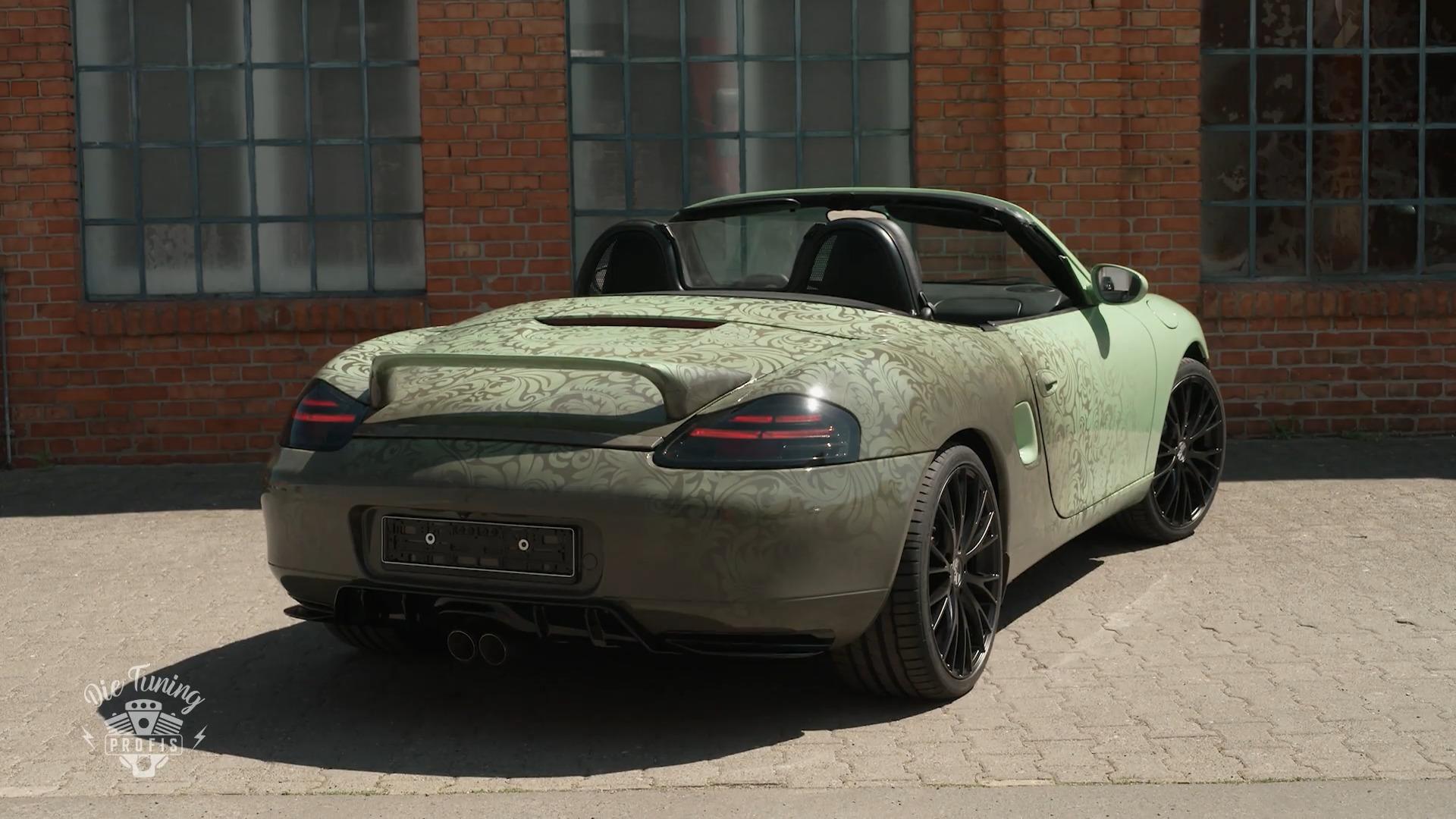 Kerstin darf ihren Porsche Boxster endlich in Empfang nehmen