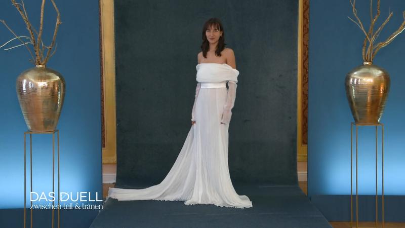 Braut Lara probiert ihr erstes Kleid an