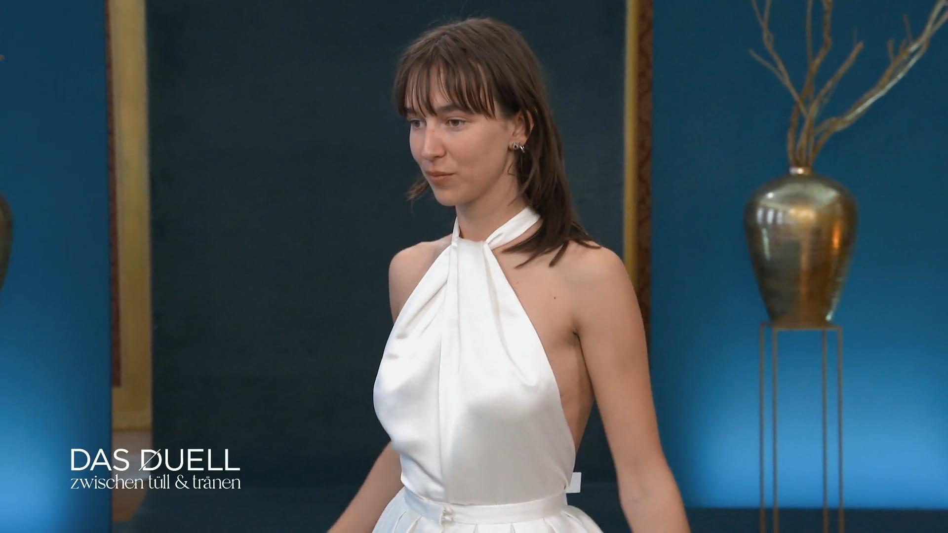 Lara ist begeistert von Kleid Nr. 3