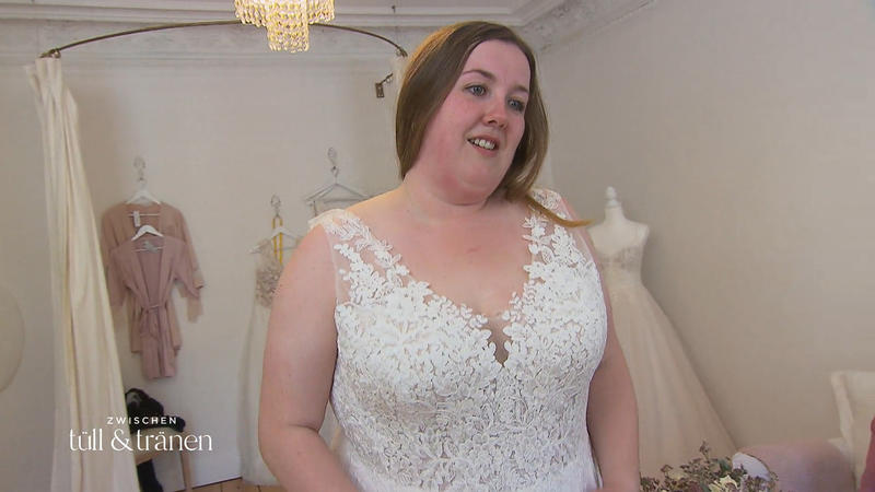Endlich sieht sich Sarah in ihrem Traumkleid