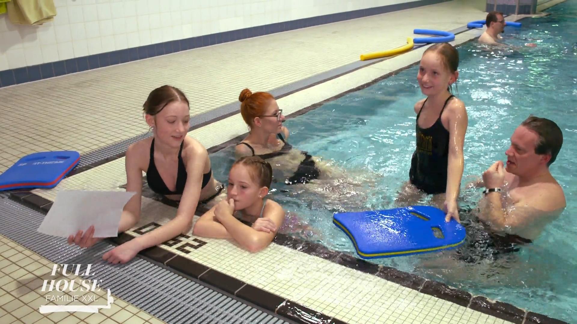 Zwei Schwestern vor der großen Schwimmprüfung