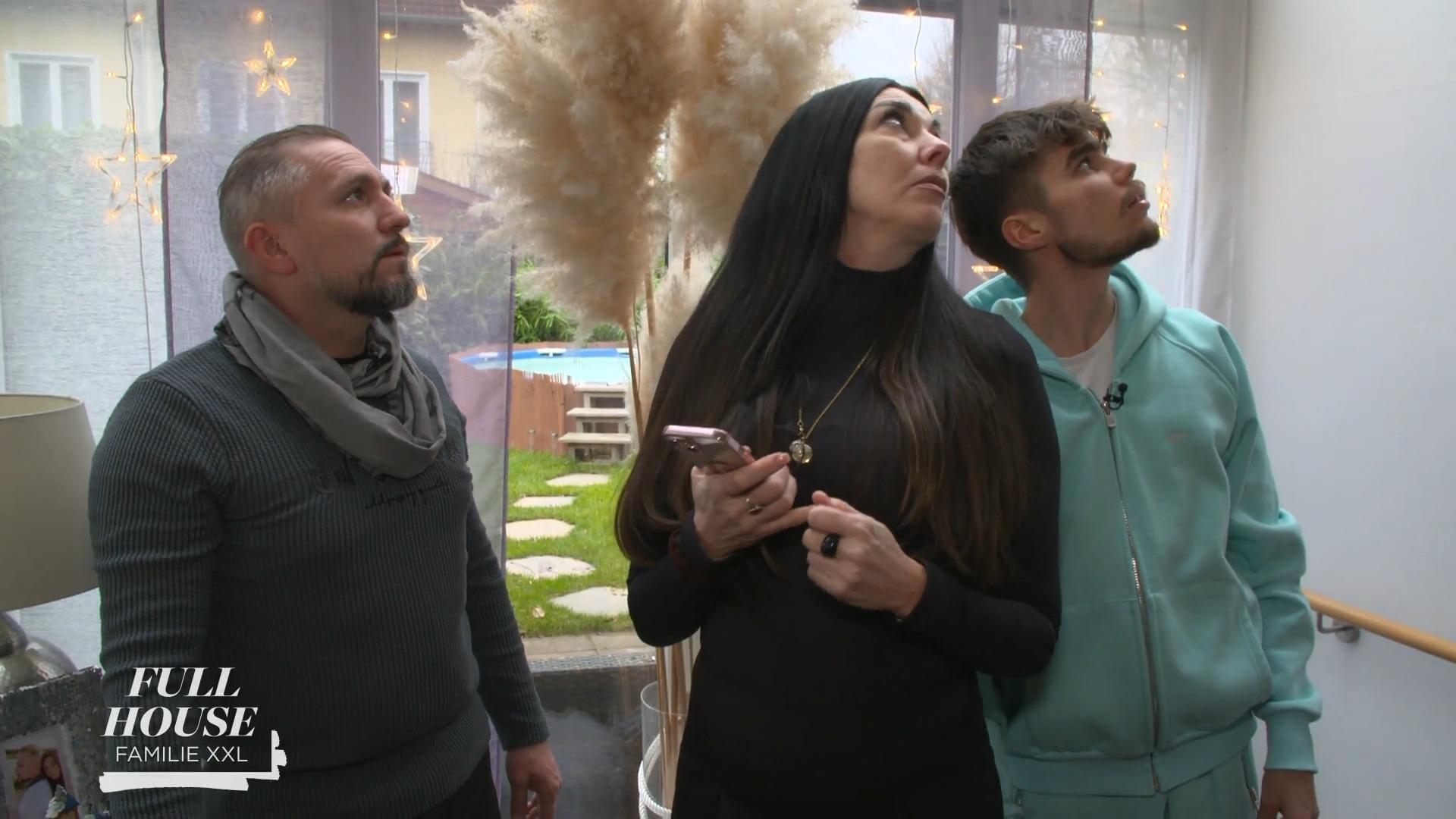 Familie Jansen begutachtet ihr Zuhause