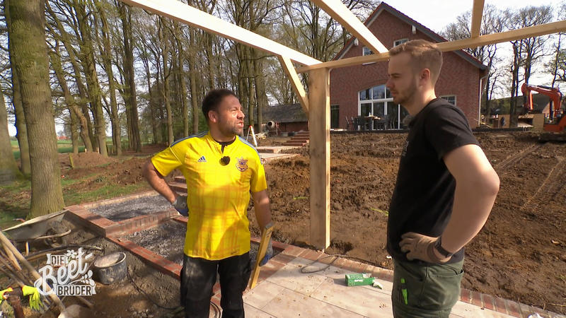 Die Pergola wird finalisiert – Alles gerade?