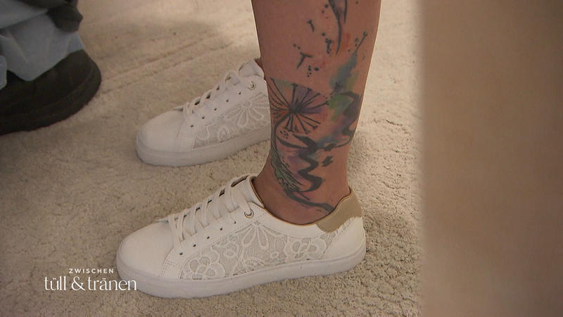 Zum Brautdirndl trägt sie Sneaker