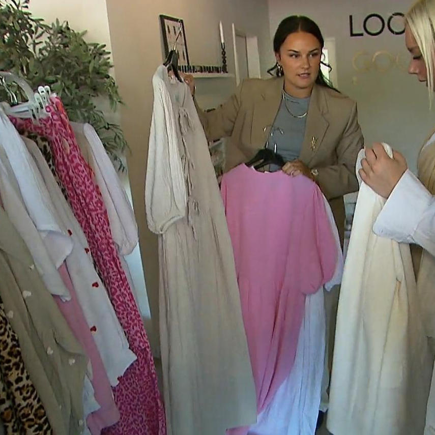 Ein Friseursalon mit Kleidung und Accessoires