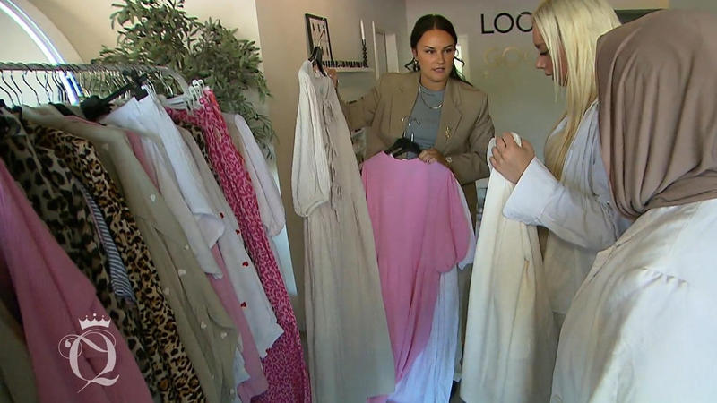 Ein Friseursalon mit Kleidung und Accessoires