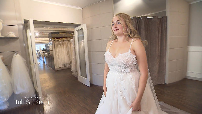 Braut Regina darf noch in ein Kleid schlüpfen