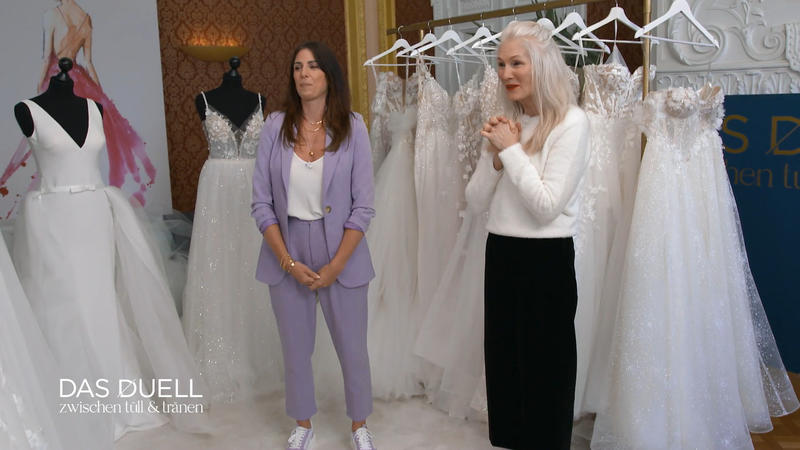 Jowita und Anka begutachten ihre Kleider