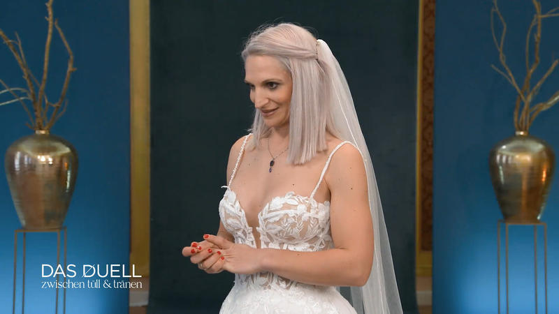 Susal ist von Jowitas letztem Kleid sehr angetan