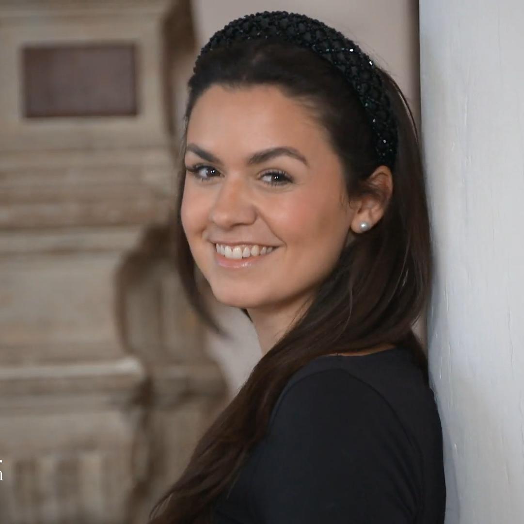 Braut Schirin will Beine zeigen