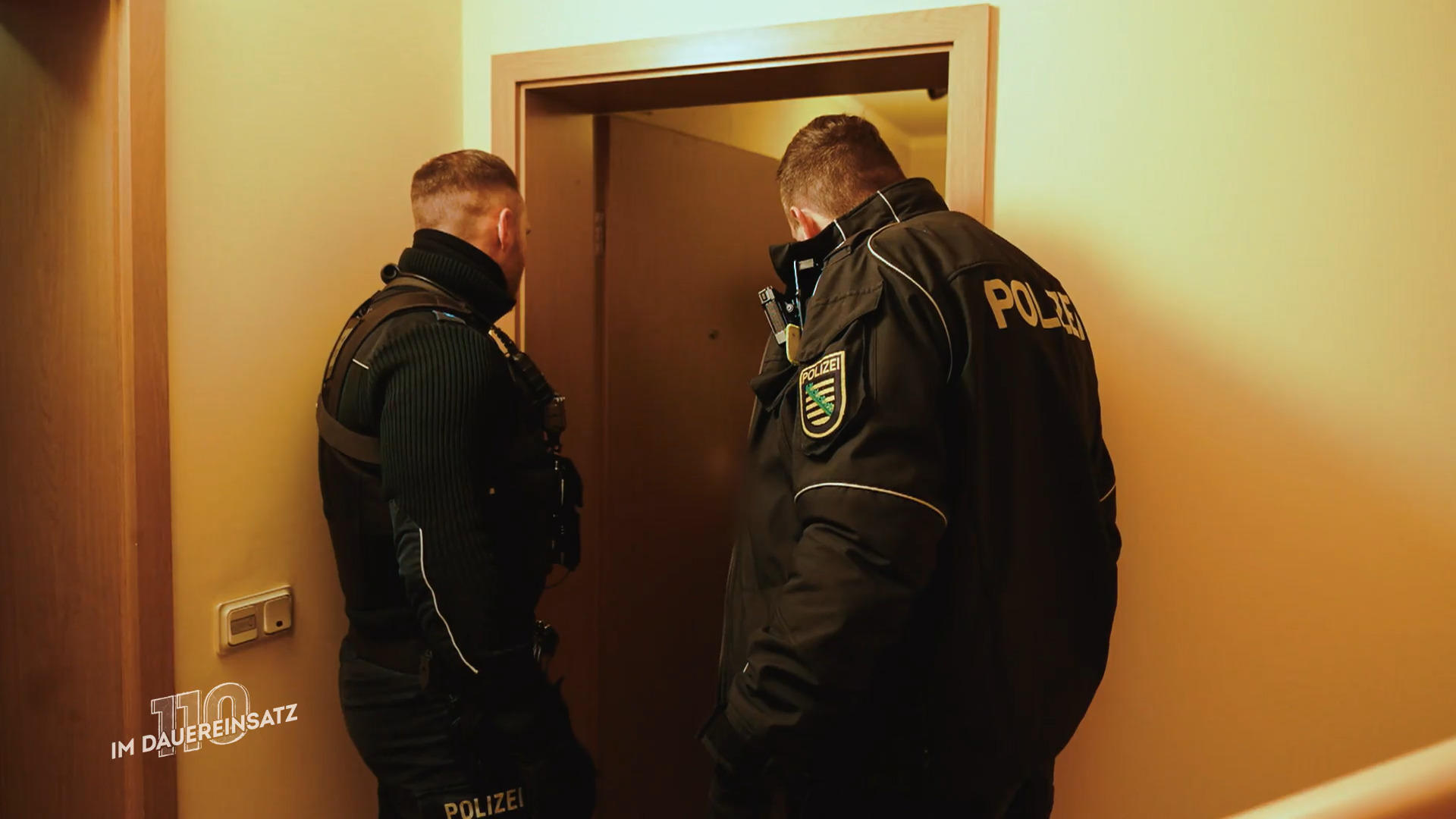Randalierender Nachbar im Mehrfamilienhaus