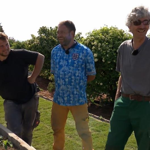 Der Garten einer kleinen Familie ist eher eine steile Wiese mit Zaun